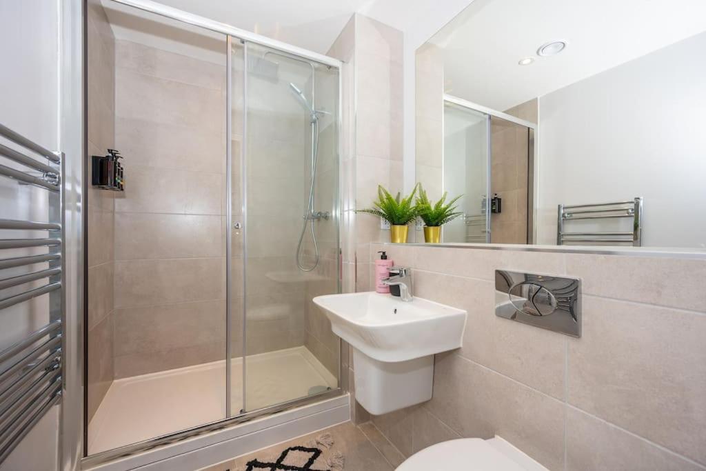 Stunning Brand New 3 Bed By Valore Services * Manchester