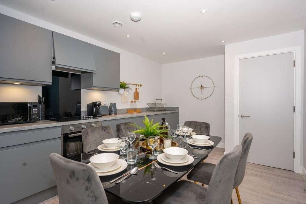 Stunning Brand New 3 Bed By Valore Services Apartment Manchester